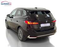 Skats no kreisās puses aizmugurē