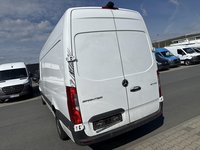 Skats no kreisās puses aizmugurē