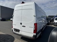 Skats no labās puses aizmugurē