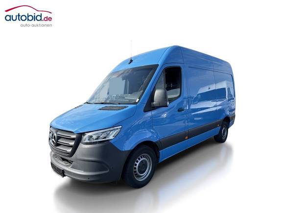 Skats no kreisās puses priekšā