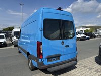 Skats no kreisās puses aizmugurē