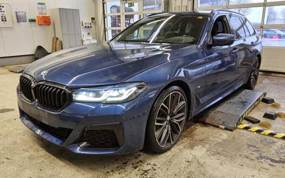 Skats no kreisās puses priekšā