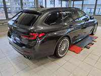 Skats no labās puses aizmugurē