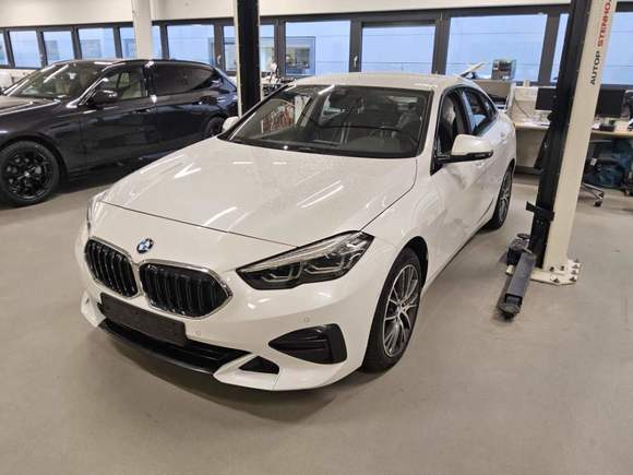 Skats no kreisās puses priekšā