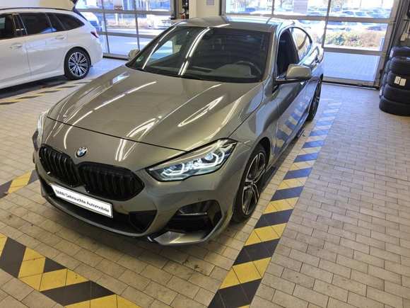 Skats no kreisās puses priekšā