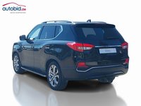 Skats no kreisās puses aizmugurē