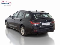 Skats no kreisās puses aizmugurē