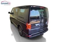 Skats no kreisās puses aizmugurē