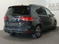 Skats no labās puses aizmugurē