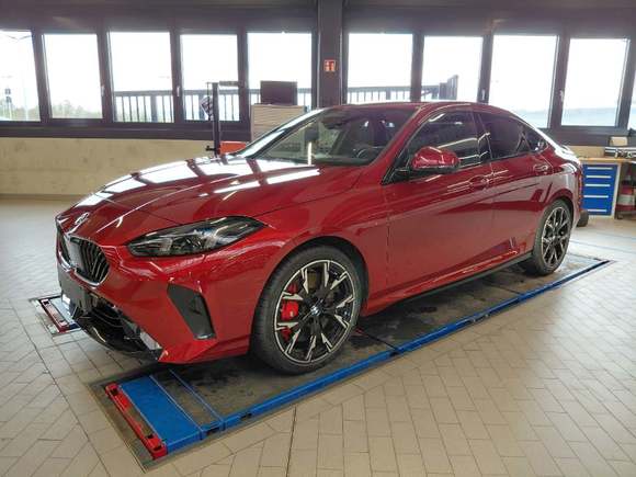 Skats no kreisās puses priekšā