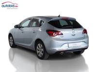 Skats no kreisās puses aizmugurē