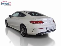 Skats no kreisās puses aizmugurē