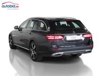 Skats no kreisās puses aizmugurē