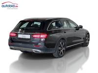 Skats no labās puses aizmugurē