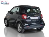 Skats no kreisās puses aizmugurē