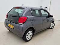 Skats no labās puses aizmugurē