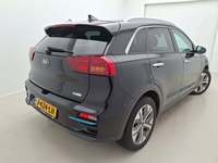 Skats no labās puses aizmugurē