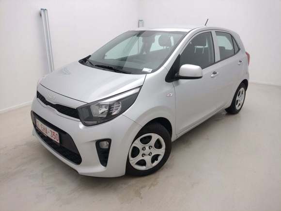 Skats no kreisās puses priekšā