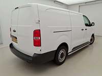 Skats no labās puses aizmugurē