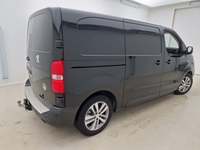 Skats no labās puses aizmugurē