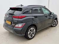 Skats no labās puses aizmugurē