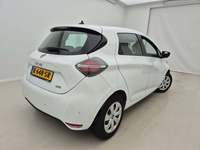 Skats no labās puses aizmugurē