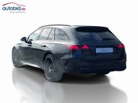 Skats no kreisās puses aizmugurē