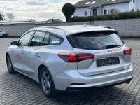 Vaade tagant vasakult