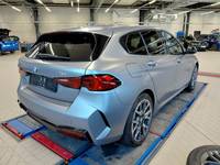 Skats no labās puses aizmugurē