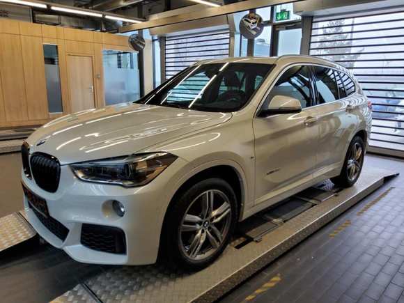 Изглед отпред отляво