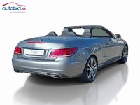 Skats no labās puses aizmugurē