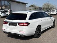 Pogled od pozadi desno