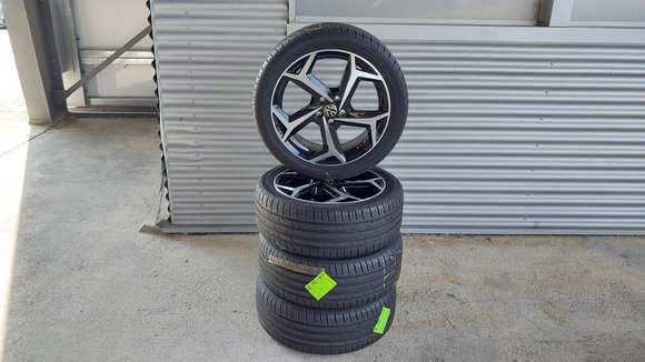 Skats no kreisās puses priekšā