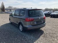 Skats no kreisās puses aizmugurē