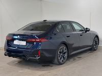 Skats no labās puses aizmugurē