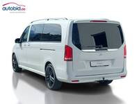 Skats no kreisās puses aizmugurē