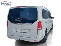 Skats no labās puses aizmugurē