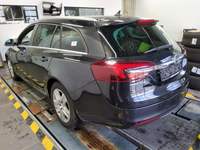 Vaade tagant vasakult