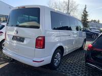 Skats no labās puses aizmugurē