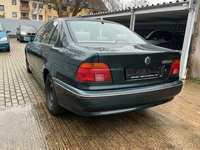 Skats no kreisās puses aizmugurē