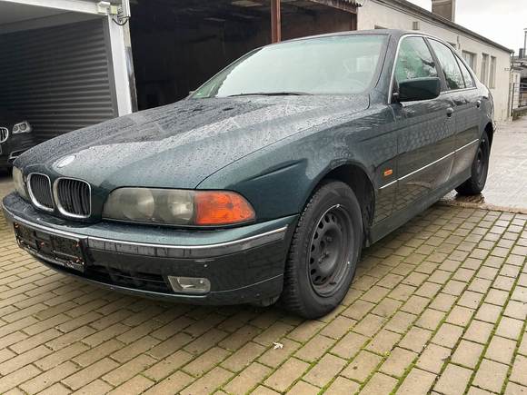 Skats no kreisās puses priekšā