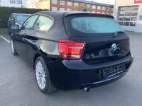 Skats no kreisās puses aizmugurē