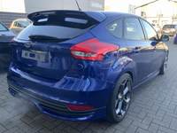 Skats no labās puses aizmugurē