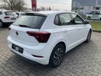 Skats no labās puses aizmugurē