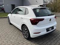 Skats no kreisās puses aizmugurē