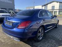 Skats no labās puses aizmugurē