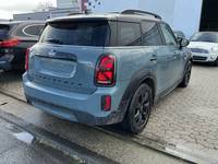 Skats no labās puses aizmugurē