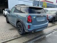 Skats no kreisās puses aizmugurē