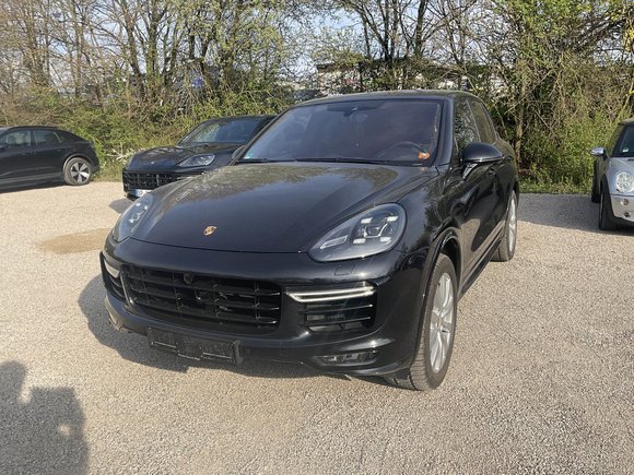 Skats no kreisās puses priekšā