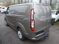 Skats no kreisās puses aizmugurē